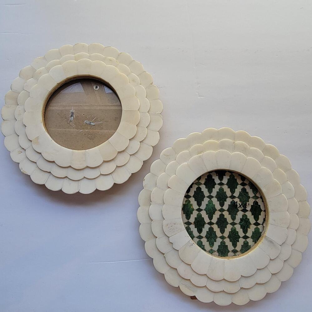 White Round Resin Photo Frame 4 X 6 In Scalloped Cottage Wall Mounted Set Of 2